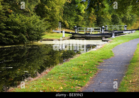 Le canal large Huddersfield et chemin de halage en automne à Bradley, Huddersfield, West Yorkshire, Royaume-Uni Banque D'Images