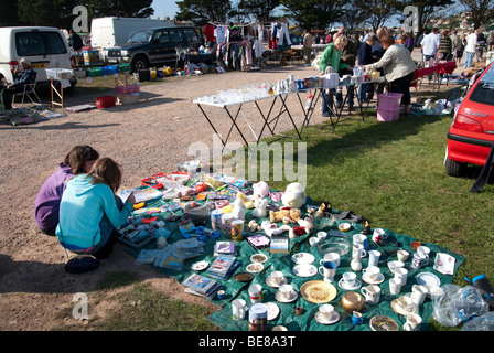 Commerçants et clients à un dimanche car boot sale à West Bay, Dorset Banque D'Images