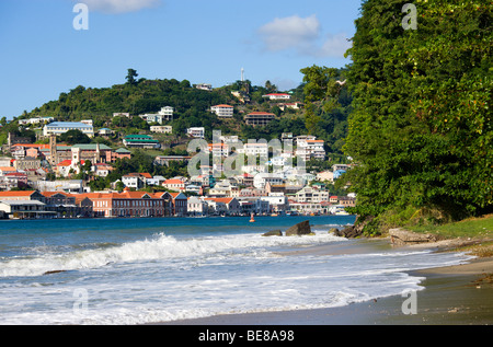 Antilles Caraïbes Grenadines Grenade St George St George's Carenage bâtiments sur hill vu de Pandy Plage à Port Louis Banque D'Images