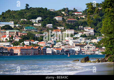 Antilles Caraïbes Grenadines Grenade St George St George's Carenage bâtiments sur hill vu de Pandy Plage à Port Louis Banque D'Images