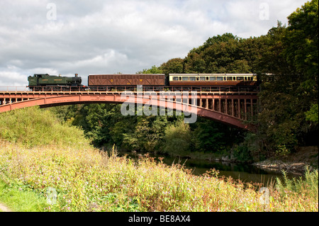 Pannier réservoir du moteur sur le pont Victoria près de arley, Shropshire, Angleterre Banque D'Images