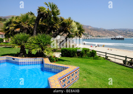 États-unis, Californie, Malibu, Adamson House en forme piscine carrelée et jardin donnant sur la plage de Surfrider. Banque D'Images