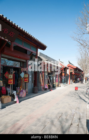 En face de l'Lamma Temple il y a plusieurs magasins qui vendent des produits chinois religions, Beijing, Chine Banque D'Images