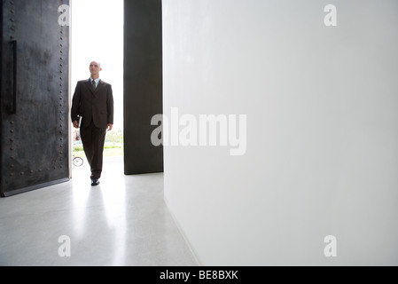 Businessman entrant dans la construction, pleine longueur Banque D'Images