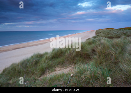 La fin de soirée à Waxham Beach sur la côte de Norfolk Banque D'Images