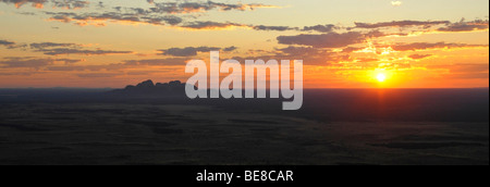 Panorama, vue aérienne de l'Olgas au coucher du soleil, Parc National d'Uluru-Kata Tjuta, Territoire du Nord, Australie Banque D'Images