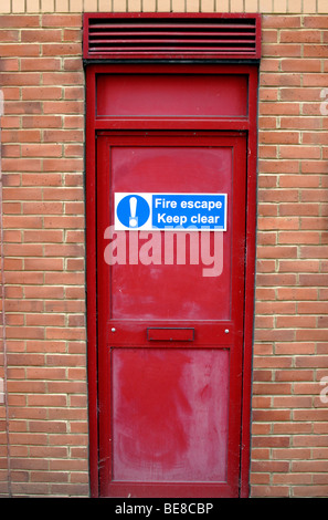 La porte de secours incendie rouge, England, UK Banque D'Images