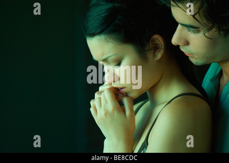 Jeune couple ensemble, l'homme femme consolant Banque D'Images