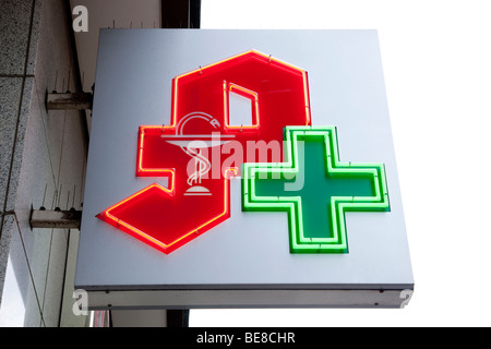 Signe de la pharmacie avec logo et la croix verte Banque D'Images