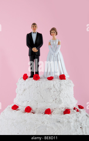 Couple de mariage blanc sur le dessus du gâteau Banque D'Images