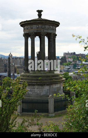 L'Dugald Stewart monument situé sur Carlton Hill, avec le château d'Édimbourg derrière. Banque D'Images