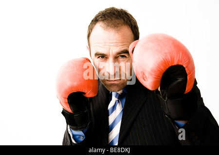 Portrait d'un homme portant un costume, avec des gants de boxe Banque D'Images