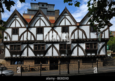 Vieux bâtiment à colombages, l'arisème dragon Pub, Broadgate au Canal Brayford, Lincoln, Lincolnshire, England, United Kingd Banque D'Images