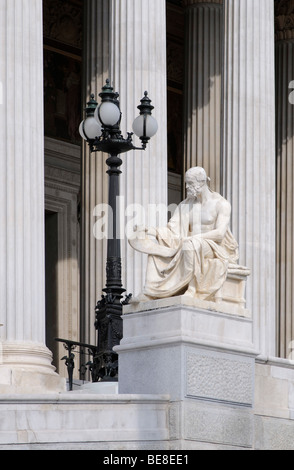 Statue de l'historien grec Polybe en face de l'édifice du parlement autrichien, Vienne, Autriche, Europe Banque D'Images