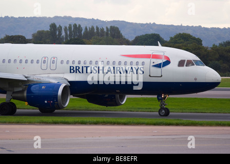 British Airways Airbus A320-211 G-BUSK arrivant à l'aéroport de Manchester Ringway Angleterre Royaume-Uni UK Banque D'Images