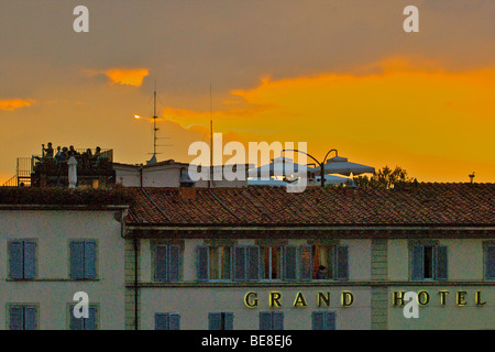 Toits de bâtiments le long de la Piazza di Santa Maria Novella. Banque D'Images