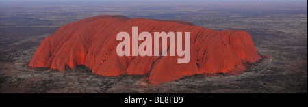 Panorama, vue aérienne d'Uluru, Ayers Rock au coucher du soleil, Parc National d'Uluru-Kata Tjuta, Territoire du Nord, Australie Banque D'Images