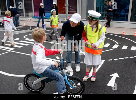 Les enfants qui apprennent les règles de circulation au 63ème Salon International de l'automobile IAA Frankfurt/Allemagne Banque D'Images