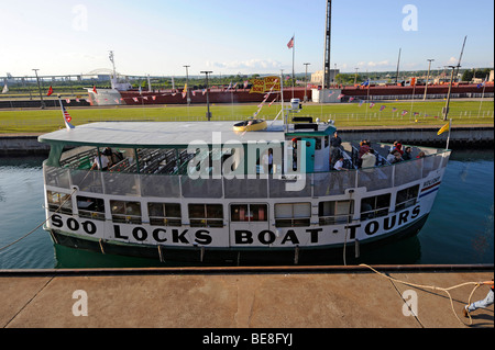 Soo Locks Tour bateau entre dans Soo Locks Sault Ste. Marie au Michigan Banque D'Images