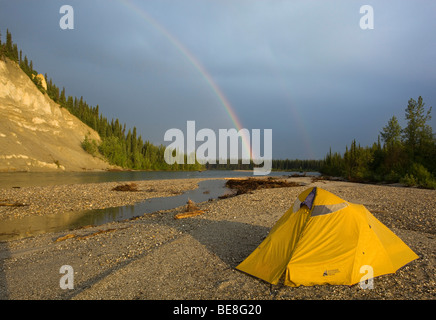 Tente sur un banc de gravier, arc-en-ciel derrière, Upper Liard River, Yukon Territory, Canada Banque D'Images