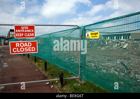 Un signe d'avertissement sur l'amiante a clôturé un site de démolition de l'école, UK Banque D'Images