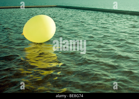 Ballon sur rippled water surface Banque D'Images