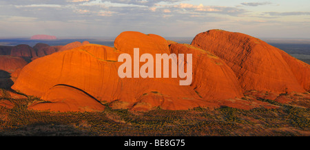 Panorama, vue aérienne de l'Olgas en face d'Uluru, Ayers Rock au coucher du soleil, Parc National d'Uluru-Kata Tjuta, Territoire du Nord, Banque D'Images