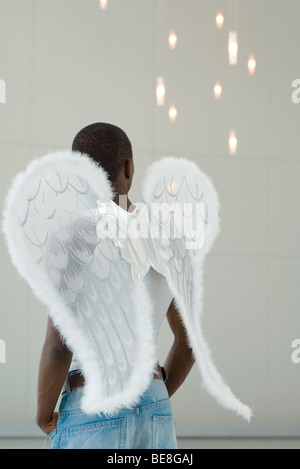 Homme portant des ailes d'anges, à la suite, vue arrière Banque D'Images