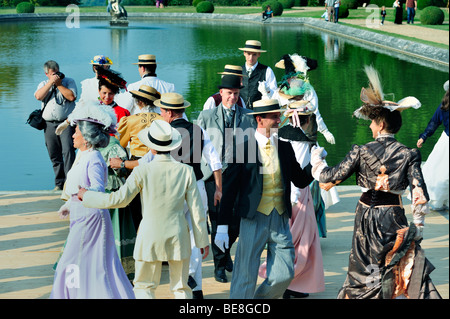 Paris, France - Château de Breteuil, Choisel, Groupe de personnes vêtues de costumes d'époque, de robes de fantaisie, de danse en plein air à l'événement de bal de danse Paris vintage Banque D'Images