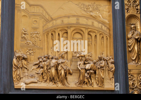 Un panel de Les Portes du Paradis porte sur le baptistère de Florence ou Battistero di San Giovanni Banque D'Images