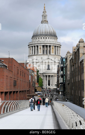 Millennium Bridge en face de la Cathédrale St Paul, Londres, Angleterre, Royaume-Uni, Europe Banque D'Images