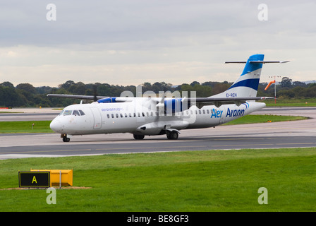 Aer Arann ATR 72-201 AE biturbopropulseur de ligne-REH roulage après l'atterrissage à l'aéroport Ringway Manchester Angleterre Royaume-Uni UK Banque D'Images