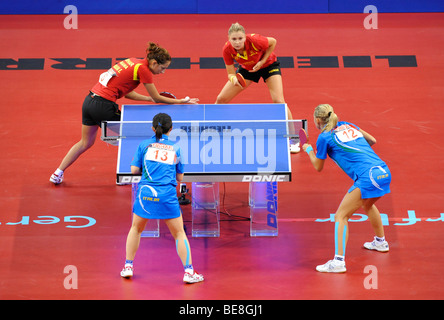 Elizabeta Samara et Daniela Dodean, Roumanie, vs Nikoleta STEFANOVA et Wenling TAN, Italie, tennis de table EM 2009, Porsche-Aren Banque D'Images