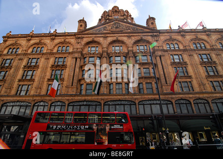 Vue partielle sur le luxueux grand magasin Harrods, Londres, Angleterre, Royaume-Uni, Europe Banque D'Images