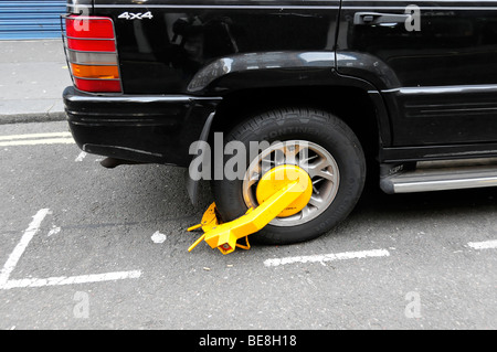 Roue sur un collier police voiture garée dans une zone de stationnement interdit, Londres, Angleterre, Royaume-Uni, Europe Banque D'Images