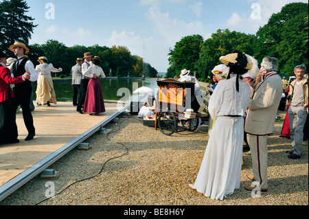 Paris, France - 'Château de Breteuil' Français vêtus de costume d'époque, Fancy Dress, at Outside ball, groupe d'aînés dansant en plein air Banque D'Images