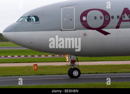 Qatar Airways Airbus A330-302 (X) UN AVION DE7-AEJ roulage après l'atterrissage à l'aéroport Ringway Manchester Angleterre Royaume-Uni UK Banque D'Images