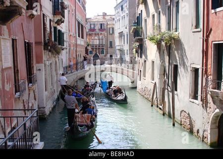 Gondoliers amènent les touristes à Venise, sur une promenade en bateau à travers les canaux merveilleux de la ville.L'Italie Banque D'Images