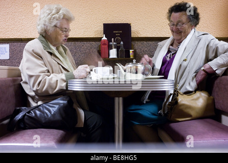 Deux dames de la Miami Grill à Dun Laoghaire County Dublin Irlande bénéficiant d''un traditionnel repas de poisson et frites. Banque D'Images