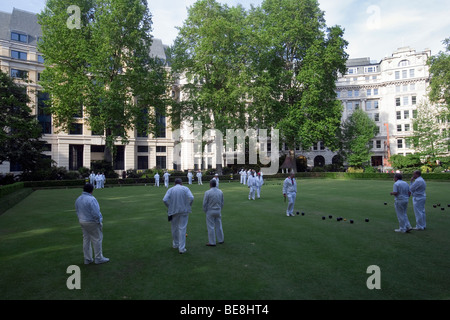 Personnes jouant Lawn Bowls dans finsbury Circus à Londres Banque D'Images