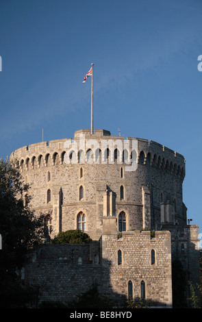 L'Union flag flying de la tour ronde du château de Windsor, Berkshire, Royaume-Uni. Banque D'Images
