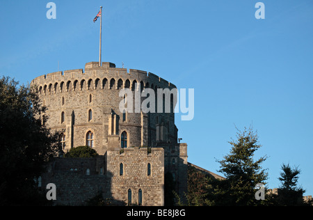 L'Union flag flying de la tour ronde du château de Windsor, Berkshire, Royaume-Uni. Banque D'Images
