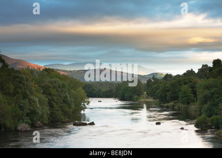 Rivière Spey à la recherche en amont du pont de la route vers les montagnes de Cairngorm, Boat of Garten, Ecosse, Royaume-Uni Banque D'Images