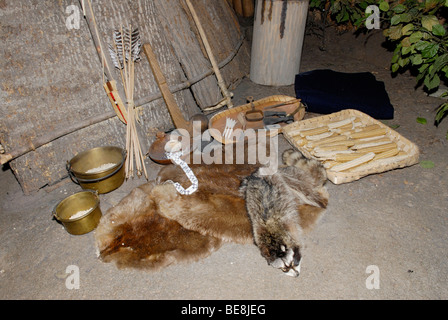 Affichage des outils d'autochtones américains, les peaux et le maïs Banque D'Images