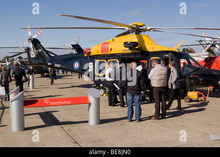 L'hélicoptère AW139 d'AgustaWestland ZR327 de la Défense Helicopter Flying School au salon Helitech Trade Show Duxford Angleterre Royaume-Uni Banque D'Images