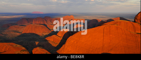 Panorama, vue aérienne de l'Olgas en face d'Uluru, Ayers Rock au coucher du soleil, Parc National d'Uluru-Kata Tjuta, Territoire du Nord, Banque D'Images