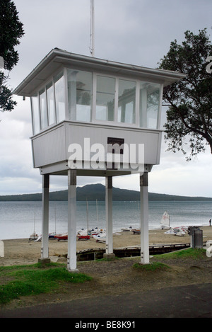 Plage à col étroit, Devonport, à l'Est, vers l'île de Rangitoto, Auckland, Nouvelle-Zélande Banque D'Images