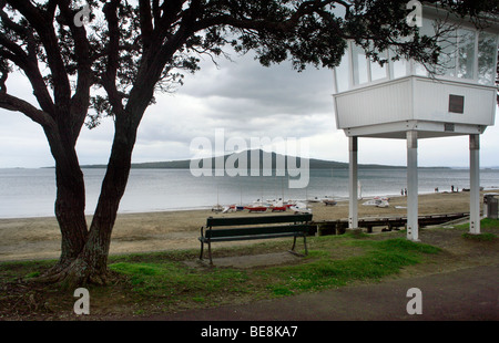 Plage à col étroit, Devonport, à l'Est, vers l'île de Rangitoto, Auckland, Nouvelle-Zélande Banque D'Images