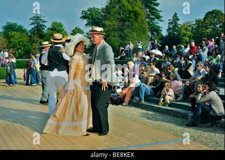 Paris, France - public de touristes regardant un bal, vêtu d'un costume d'époque, d'une robe de fantaisie, de couples français dansant, de chapeaux de femmes, de vieux hommes, groupe Banque D'Images