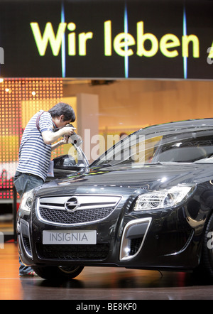 Visiteur à prendre des photos de la nouvelle Opel Insignia à la 63. Salon de l'automobile IAA de Francfort/Allemagne Banque D'Images